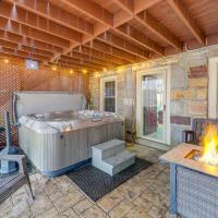 Beckley Studio with Private Hot Tub and Home Gym!，位于贝克利Raleigh County Memorial - BKW附近的酒店
