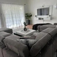Eagles Nest Villa House AC TV WIFI Fan Luxury Modern，位于Albion的酒店