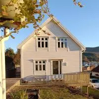 Bellahuset - Charming House in Ulsteinvik，位于于尔斯泰因维克的酒店