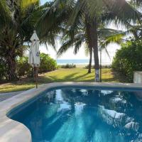 Casa Mana: Beachfront Home w/pool on Playa Blanca，位于锡瓦塔塔内霍伊斯塔帕·芝华塔尼欧国际机场 - ZIH附近的酒店