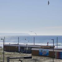 Stunning Beach Sunset View, By TimeCooler，位于卡帕里卡海岸的酒店