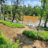 Riverfront~On ATV Trials~Near Mackinac Island，位于Hessel齐佩瓦县国际机场 - CIU附近的酒店