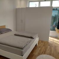 Apartmani Halilčević，位于Dubrave Gornje图兹拉国际机场 - TZL附近的酒店