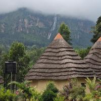 Cwmbale Eco-Safari Lodges, Restaurant and Zoo.，位于Mbale的酒店