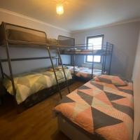 Dublin Airport Big rooms with bathroom outside room - kitchen only 7 days reservation，位于都柏林都柏林机场 - DUB附近的酒店
