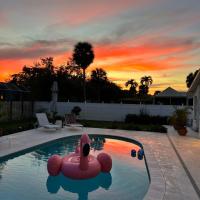 HIDDEN GEM - Family Friendly Pool Home -Welcome，位于那不勒斯Naples Municipal - APF附近的酒店