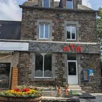 Auberge des Trains Mythiques Chambres d'hôtes à Gouarec au pied de la Vélodyssée,位于Laniscat的酒店