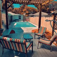 Home for summer with pool, pool table, outdoor kitchen,patio and balcony，位于休斯顿中国城的酒店