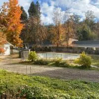 Seven Circles Lodge&Retreat，位于Badger的酒店