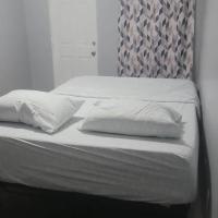 Room in a Beach House with Queen bed in a landlord hosted three bedroom apartment，位于Edgemere的酒店