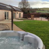 The Cow Byre - Cotswold retreat with hot tub
