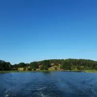 Gärdsholmen- Cabin on privately owned island "Boken"- boat included，位于Edsbruk的酒店