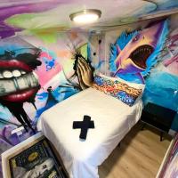 Cozy & Colorful Miami Art Canvas w/HotTub & Murals，位于迈阿密Wynwood Art District的酒店