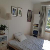 Central quiet and cosy apartment near Hallenstadion，位于苏黎世Oerlikon的酒店