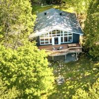 Waterfront Haliburton, All Season, Fully Equipped Cottage!，位于哈里伯顿的酒店