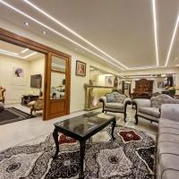 Luxurious 3-Bedroom Dokki Apartment - Ideal Location Downtown Cairo，位于开罗多奇的酒店