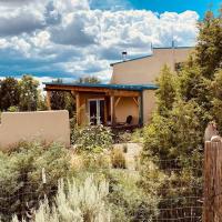 Taos Mountain Views- Cozy Home-Special Rates，位于El PradoTaos Regional Airport - TSM附近的酒店