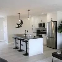 New Townhouse in Red Deer，位于雷德迪尔的酒店