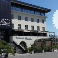 Albert Hotel，位于普洛耶什蒂的酒店