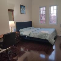 Super Huge Comfortable King Bedroom near Toronto Pearson Airport，位于米西索加Meadowvale的酒店