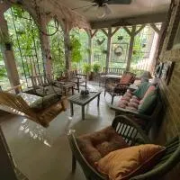 Mary's Place - Studio surrounded by nature but close to High Point,位于海波因特的酒店