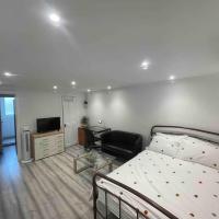 Adorable 1-bedroom entire place with free parking，位于剑桥剑桥机场 - CBG附近的酒店