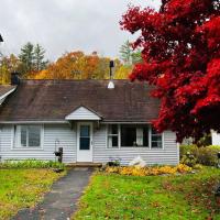 Quaint Cottage w Peloton & Sauna near skiing，位于Mount Tremper的酒店