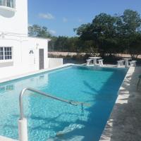 See Belize WATERSIDE Sea View Suite with Infinity Pool & Overwater Deck，位于伯利兹城菲利普戈尔德森国际机场 - BZE附近的酒店
