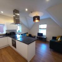 Roomy Penthouse 2 double bed apartment - Spacious - Central Beeston - Free secure parking -