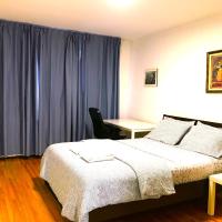 Big Private Room MidMontreal next to station metro - Parking free，位于蒙特利尔圣罗兰的酒店