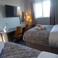 Tiernan's luxury triple room Ensuite，位于查尔斯敦爱尔兰西部诺克机场 - NOC附近的酒店