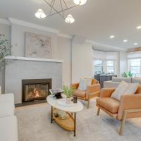 Ideally Located Denver Home with Hot Tub and Fire Pits，位于丹佛City Park的酒店