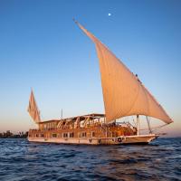 Dahabiya Akhnaton Every Monday from Esna to Aswan for 4 Nights，位于卢克索卢克索国际机场 - LXR附近的酒店