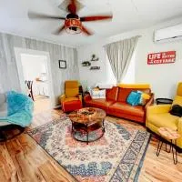 Giggling Creek Cottage - BedJet! King Sized! Gazebo, 45 Acres, Arcades, AND MORE!，位于Henry的酒店