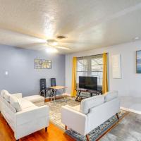 Charming Lawton Escape with Patio and Grills!，位于劳顿Lawton-Fort Sill Regional - LAW附近的酒店