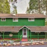 Cozy Mi-Wuk Village Cabin: 18 Mi to Dodge Ridge!，位于Mi-Wuk Village的酒店