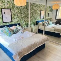 Luxe Haven King Bed En-suite & Double with Parking，位于伦敦瓦平的酒店