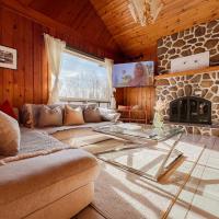 Luxury St-Sauveur Chalet with Swim Spa Close to Ski，位于圣阿黛拉的酒店