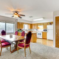 Prescott Condo with Balcony 3 Mi to Downtown!，位于普雷斯科特欧内斯特爱情场机场 - PRC附近的酒店