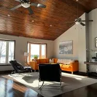 4 Bedrms, Indoor HotTub, Wineries & Niagara Falls，位于Beamsville的酒店