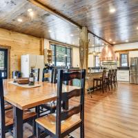 Maine Home with Private Hot Tub and ATV Trail Access!，位于East Milton的酒店