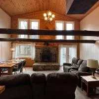 Weekend Getaway, Family vacation comfort cabin，位于Guys Mills的酒店