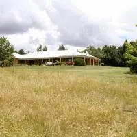 Topsys Corner - large rural house near Orange，位于Shadforth的酒店