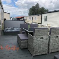 Tattershall Lakes The Oakley Caravan 8 berth with Hot tub & WiFi，位于塔特舍尔RAF科宁斯机场 - QCY附近的酒店