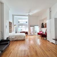 Triplex loft with host present，位于纽约New York Skyports Seaplane Base - NYS附近的酒店