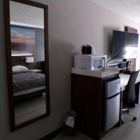 Luxor Inn & Suites, a Travelodge by Wyndham，位于埃尔金斯埃尔金伦道夫詹宁斯兰多夫机场 - EKN附近的酒店