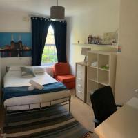 CENTRAL LOCATION! Double Bedroom 2 Mins Walk from Battersea Power underground Station!，位于伦敦巴特西的酒店