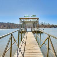 Lake Hartwell Retreat with 2-Tier Dock and Boat Slip!，位于塞尼卡Oconee County Regional - CEU附近的酒店