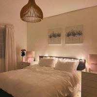 Couples Cove: Luxe Getaway w/ jetted bath & views，位于开普敦的酒店