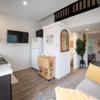 Coastal Tiny House 2 Queen Beds low loft，位于圣路易斯-奥比斯保San Luis Obispo County Regional Airport - SBP附近的酒店